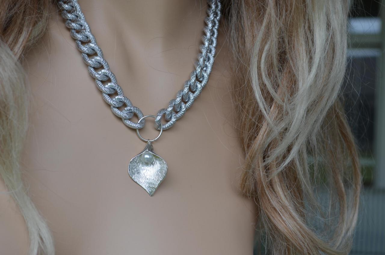 Calla Lily Necklace.- Bridesmaids Necklace.- Silver Necklace .